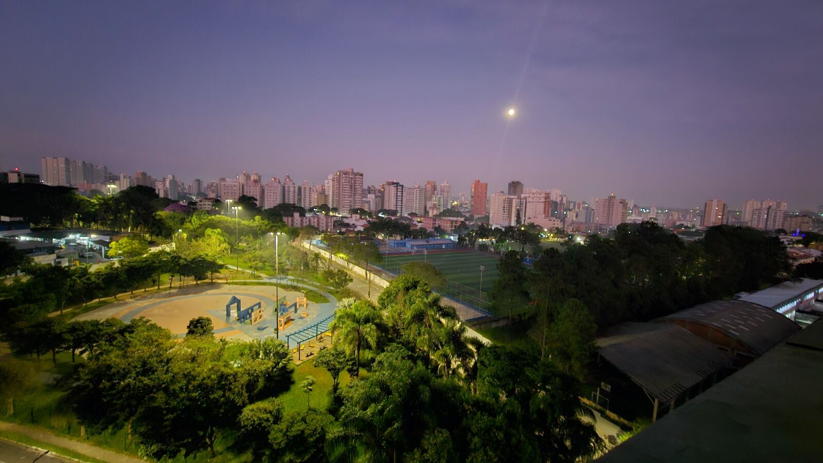 Vista livre da janela do apartamento ao entardecer